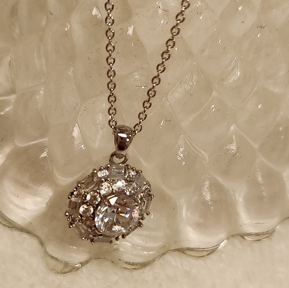 Bella Luce means Beautiful Light in Italian.. Vintage nspired necklace - Picture 2 of 8